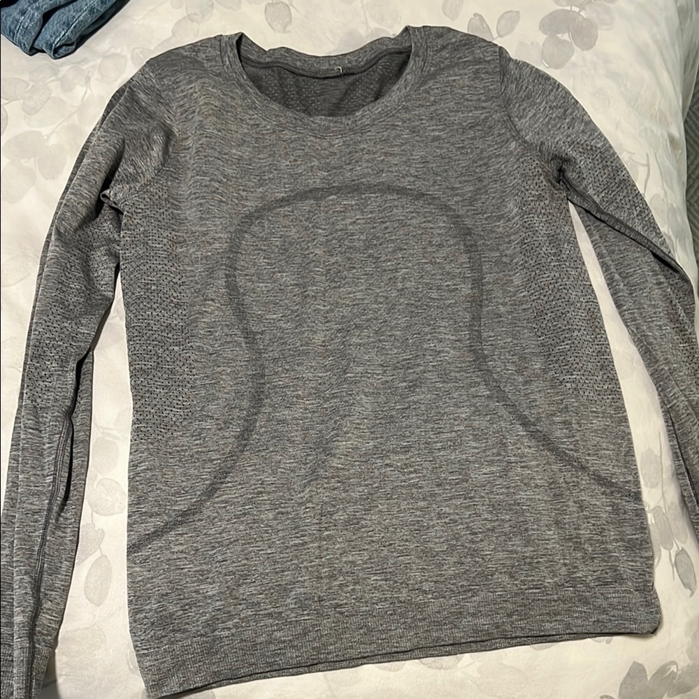 Gray Lululemon women’s long sleeve shirt